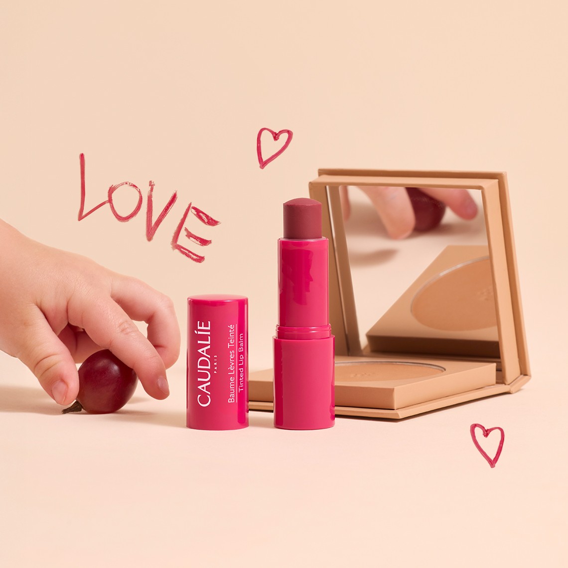 Tinted lips stick, Poudre bronzante with Love written on the wall