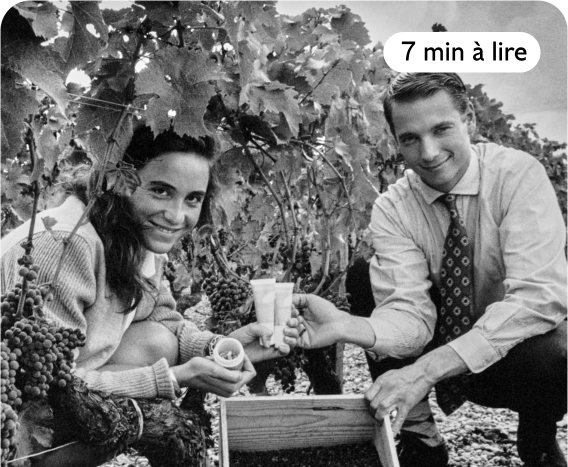 Mathilde and Bertrand Thomas, squatting among grapevines, holding a bottle and a scoop at a vineyard. Text overlay reads "7 min à lire."