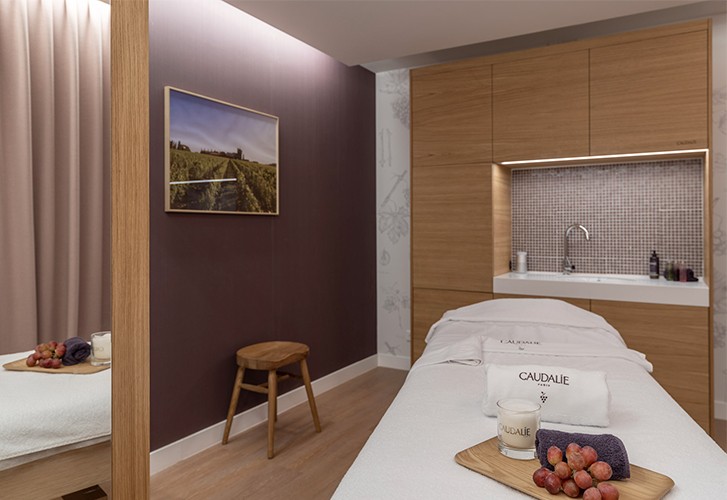 Caudalie single massage table