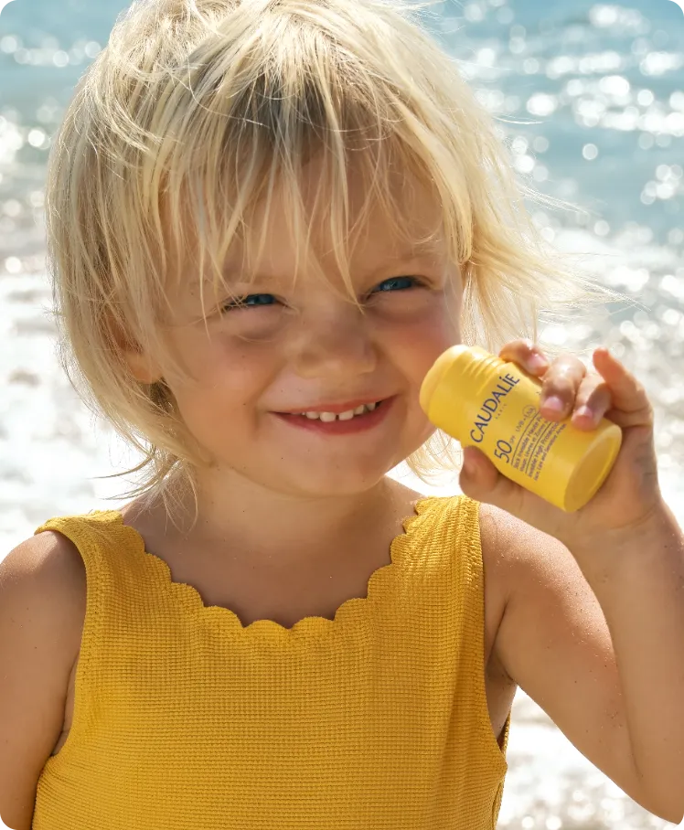 Voor het hele gezin Bescherm het hele gezin tegen de zon met formules die geschikt zijn voor volwassenen, kinderen en baby's.<sup>(1)</sup>