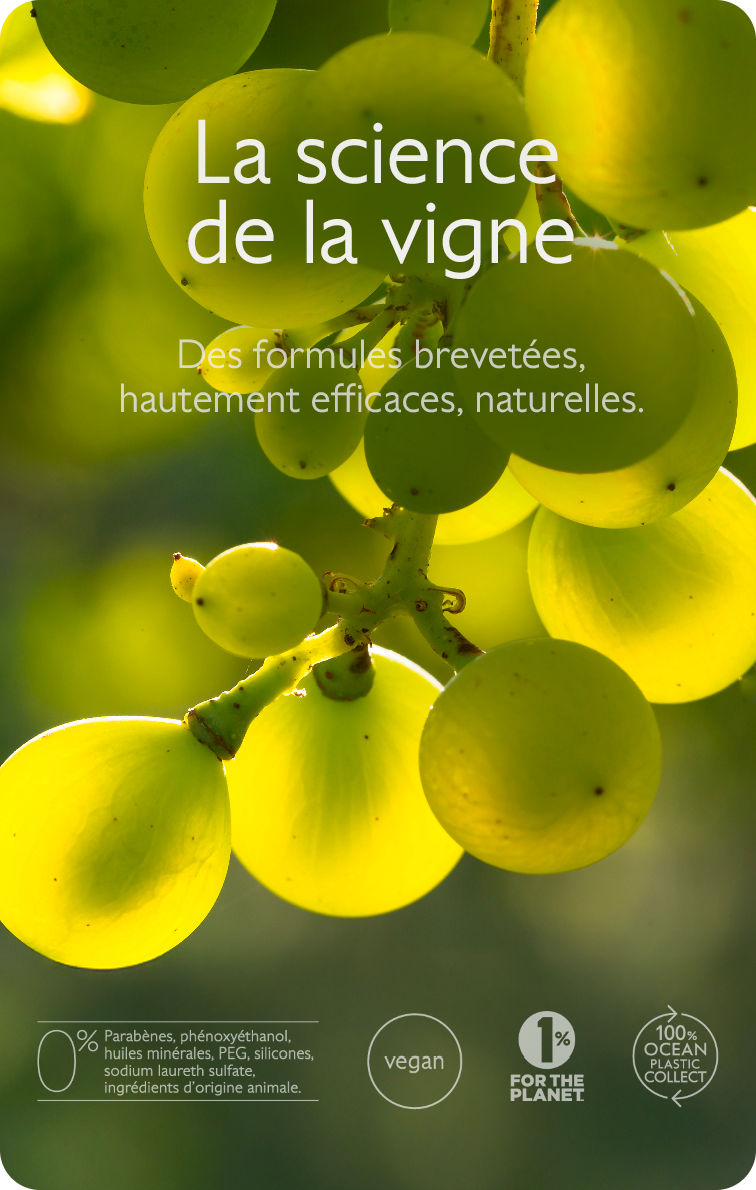 Close-up of green grapes on a vine with French text promoting natural, eco-friendly skincare, highlighting vegan and sustainable qualities.